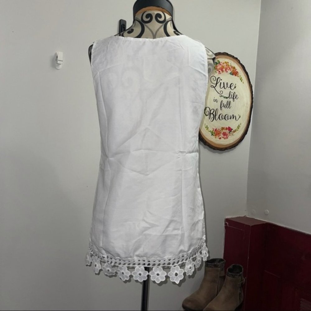 White sleeveless blouse with lace detail - Picture 7 of 8